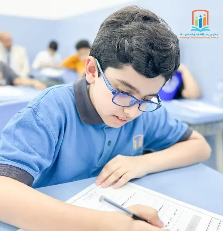 طلاب مدارس رسالة الهدى العالمية يتعلمون معًا